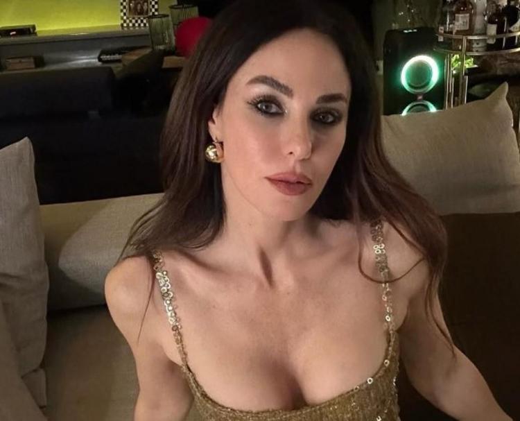 Defne Samyeliden mini elbiseli kombin Kızından veto yedi