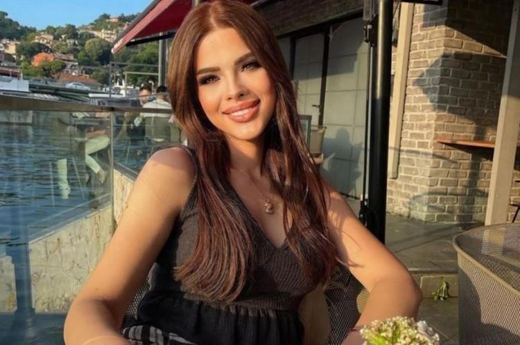 Sihirli Annemin Tuğçesiydi Damla Ersubaşı Umreye gitti