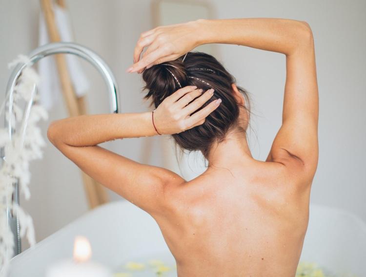 Islak saça masaj yaparak uygulayın Dökülmeleri azaltıyor, saçı gürleştiriyor