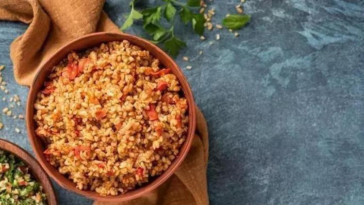 DOMATESLİ VE BİBERLİ BULGUR PİLAVI TARİFİ