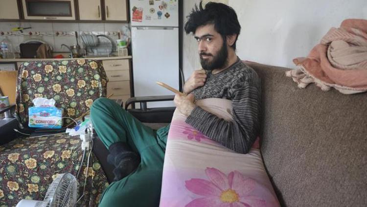 23 yaşında, 3 yıldır evden çıkmıyor Duş almıyor, tırnaklarını kesmiyor... Arkadaşları anlattı: Hayata karşı kendini kapattı