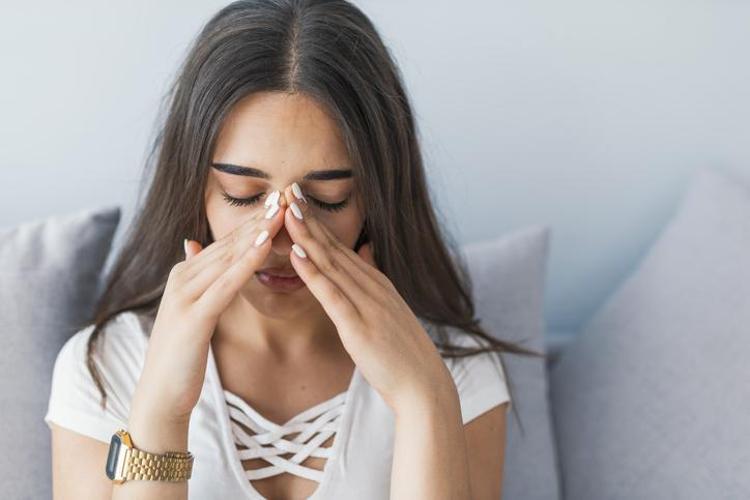 Canan Karatay açıkladı Herkes aynı hatayı yapıyor, çözümü basit: 1 çay kaşığını ılık suyla karıştırmak yetiyor, anında burnu açıp ağrıları bıçak gibi kesiyor