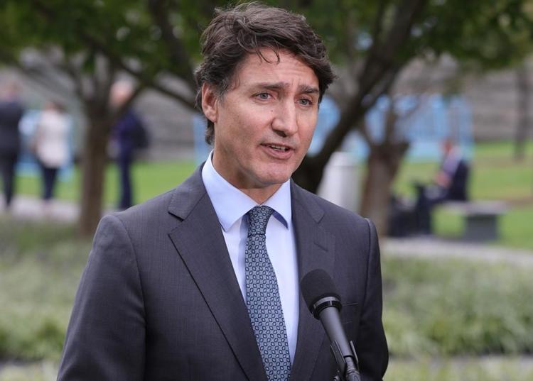 Katy Perry ile aşk yaşamaya başlayan eski Kanada başbakanı boşanıp işsiz kalınca orta yaş krizine girmiş