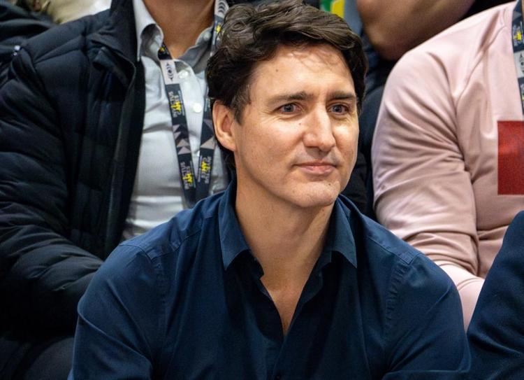 Katy Perry ile aşk yaşamaya başlayan eski Kanada başbakanı boşanıp işsiz kalınca orta yaş krizine girmiş