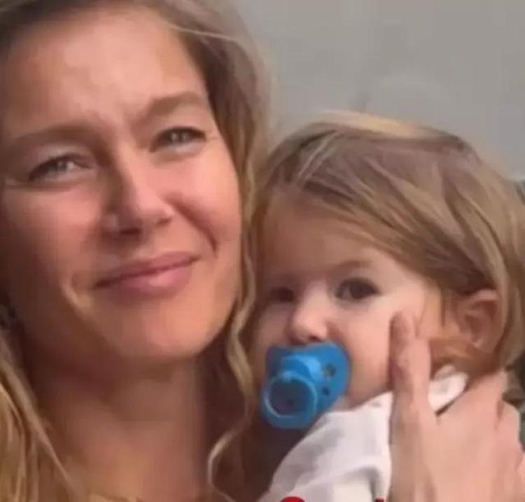 Burcu Biricik’in kızı Luna büyüyor Etiler’de anne-kız keyfi