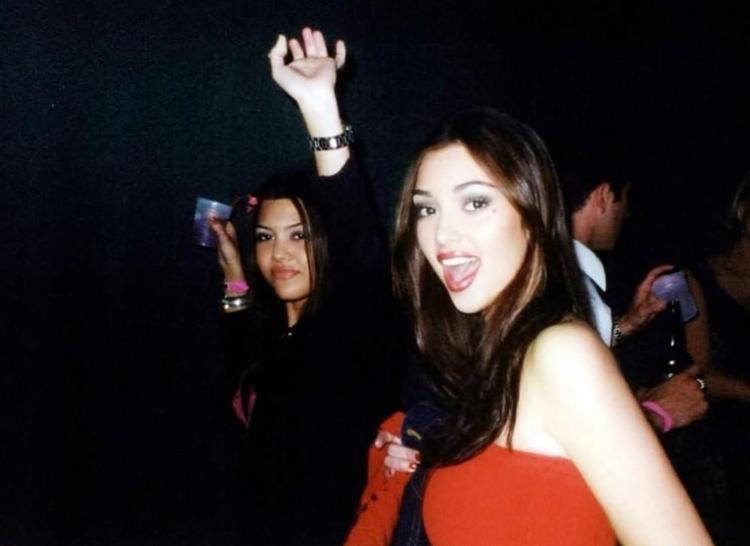Kourtney Kardashian kız kardeşi Kim Kardashianın 45. yaşını nostaljik fotoğraflarla kutladı