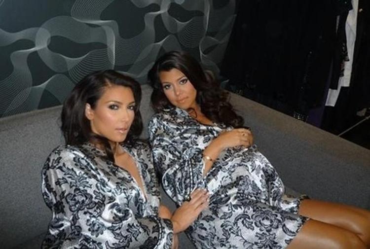 Kourtney Kardashian kız kardeşi Kim Kardashianın 45. yaşını nostaljik fotoğraflarla kutladı