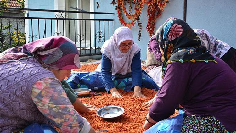 Manisada hummalı çalışma 16 çeşit malzemeyle hazırlanıyor, 16 gün yoğuruluyor: Tam bir şifa deposu