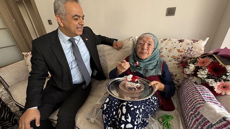 Cumhuriyet ile aynı yaşta 102 yaşında hayata meydan okuyor: Gençlere verdiği öğütle dikkat çekti