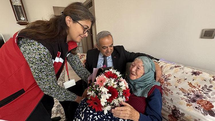 Cumhuriyet ile aynı yaşta 102 yaşında hayata meydan okuyor: Gençlere verdiği öğütle dikkat çekti