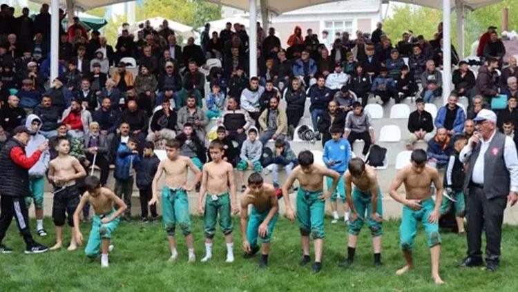 CUMHURİYET İLE YAŞIT KARAKUCAK GÜREŞLERİNDE 403 PEHLİVAN MEYDANA ÇIKTI