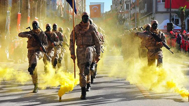 MANİSA’DA KOMANDOLAR EŞLİĞİNDE CUMHURİYET BAYRAMI COŞKUSU