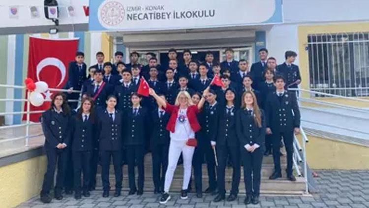 İZMİRDE ÖĞRENCİLERDEN 102NCİ YIL CUMHURİYET YÜRÜYÜŞÜ
