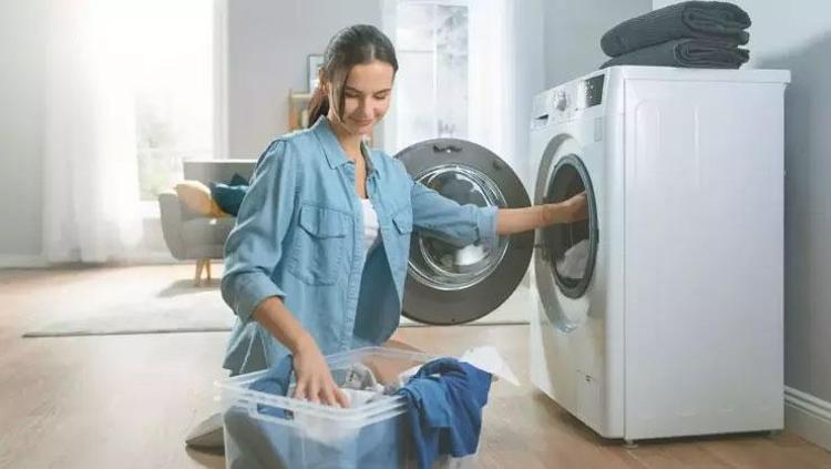 Çamaşır makinesinin deterjan gözüne ekleyin Birkaç damlası ferahlık sunuyor, mis gibi kokutuyor