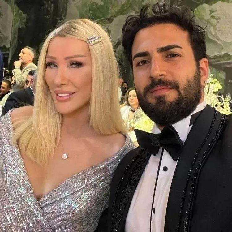 Seda Sayan ve Çağlar Ökten yeni arabalarıyla gece turunda Ünlü çift adeta şov yaptı