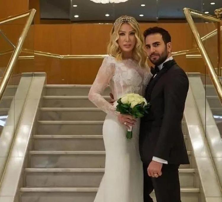Seda Sayan ve Çağlar Ökten yeni arabalarıyla gece turunda Ünlü çift adeta şov yaptı