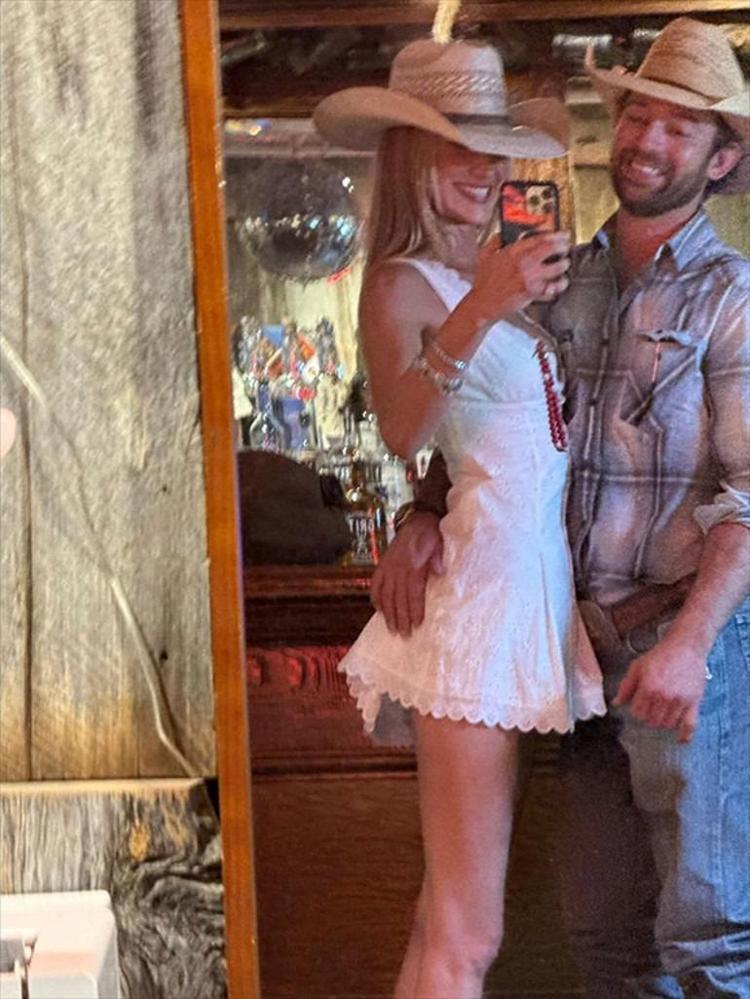 Bella Hadidin sevgilisinden aşk dolu paylaşım Ekim özel bir ay oldu, Tanrının seni bana gönderdiği ay