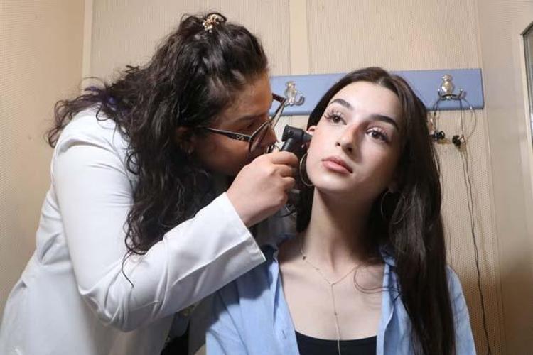 ‘AYNA KARŞISINDA YÜKSEK SESLE SÜREKLİ KİTAP OKUDUM’