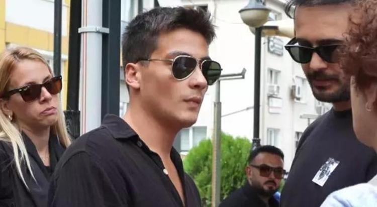 Baba acısıyla yıkılmıştı Atakan Özkaya, annesiyle poz verdi