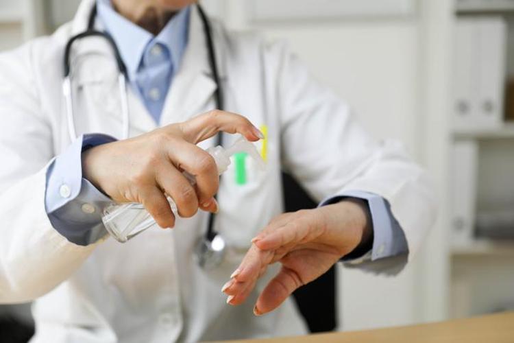 Mikropları öldürsün diye kullanıyorduk ama tehlike saçıyormuş El dezenfektanları dost mu düşman mı