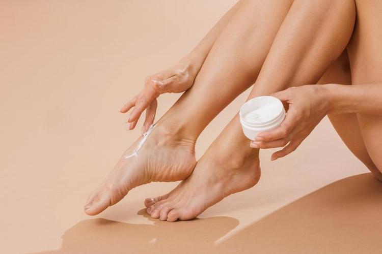 Ayaktaki mantar, egzama ve topuk çatlaklarının kökünü kurutuyor Her evde olan malzemeleri kullanmak yetiyor