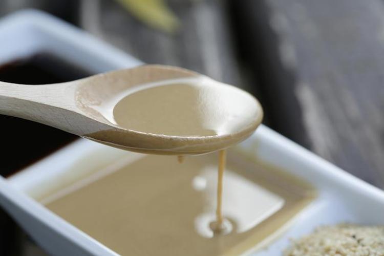 Tahini böyle yiyince faydası 10 kat artıyor İçine 1 kaşık ekleyin, tıkalı damarları yağ çözücü gibi açıyor