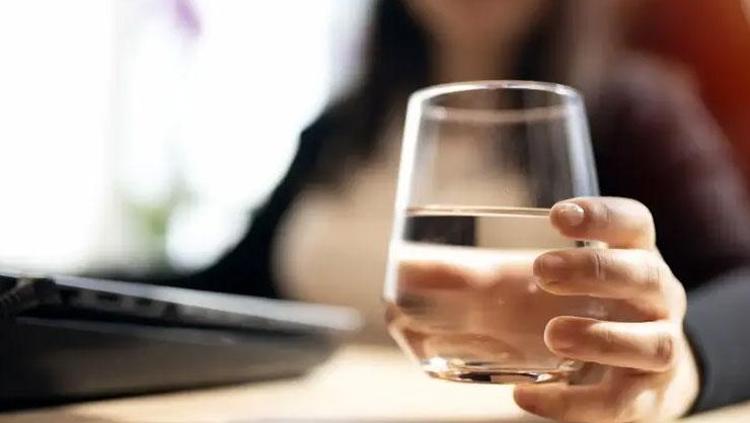 9 yaşındaki çocuk 5 yıldır su içmiyor Annesi endişeli olmadığını açıkladı, uzmanlardan kritik uyarı