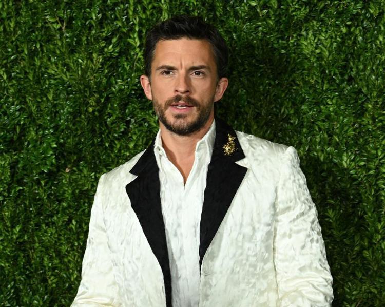 Bridgertonın yıldız ismi Jonathan Bailey 2025’in En Seksi Erkeği seçildi