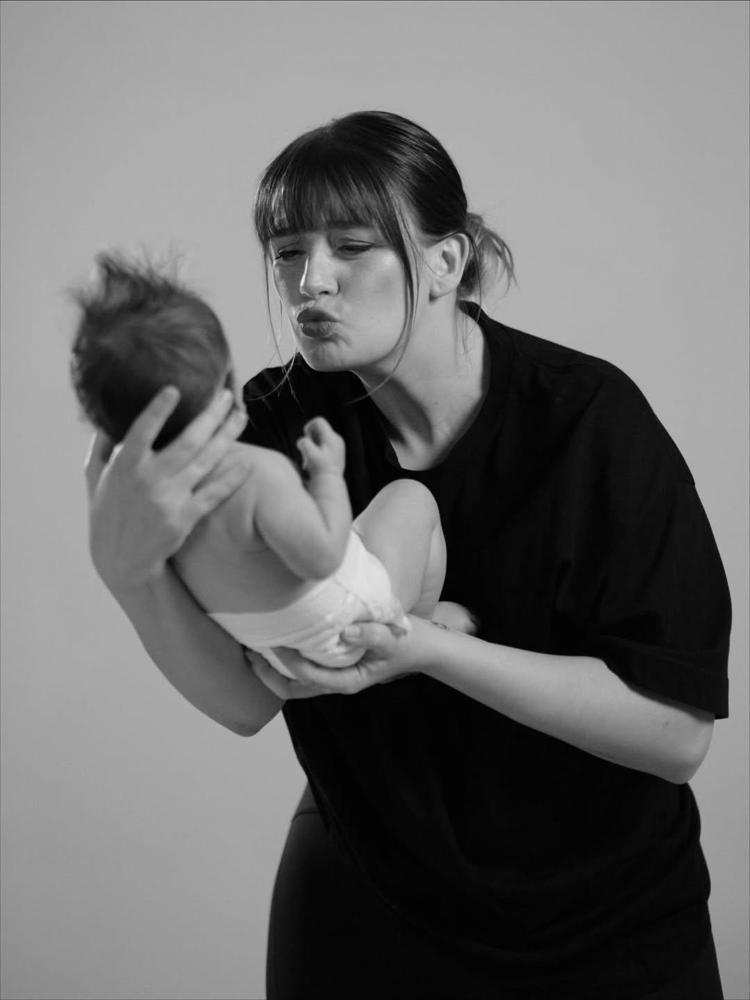 Çiçeği burnunda anne Gizem Karaca paylaştı Leyla Yaz 4 aylık