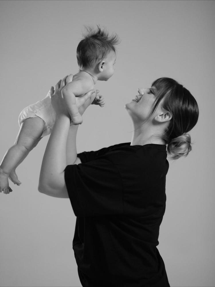 Çiçeği burnunda anne Gizem Karaca paylaştı Leyla Yaz 4 aylık