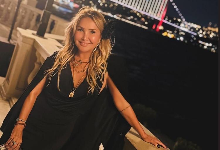 Kim der 62 yaşında diye Yonca Evcimik bikinili pozlarıyla hayran bıraktı
