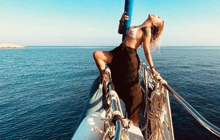 Kim der 62 yaşında diye Yonca Evcimik bikinili pozlarıyla hayran bıraktı