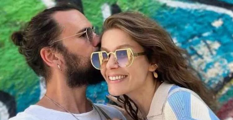 Güzel oyuncu ağaç tepelerinde Burcu Biricik zeytin topladı