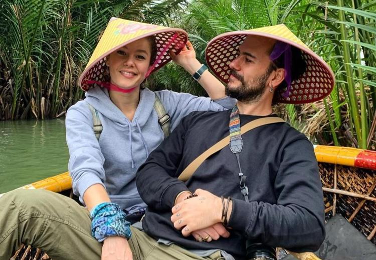 Güzel oyuncu ağaç tepelerinde Burcu Biricik zeytin topladı