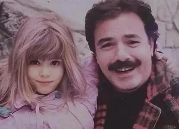 Tuğçe Tayfur’dan anne ve babasıyla nostaljik paylaşım Bugün yine albümleri karıştırıyorum