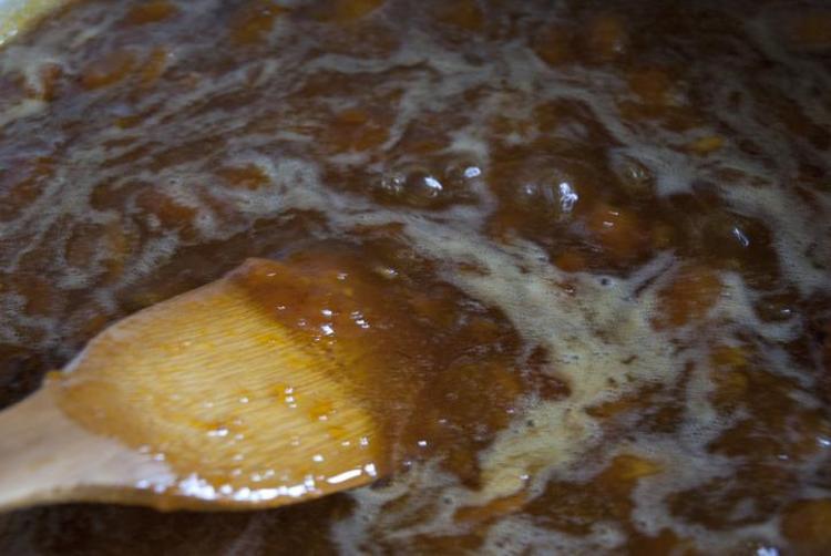 Doğal öksürük ilacı: Pekmezi ısıtıp içine 1 kaşık ekleyin Boğazdaki balgamı ve mikrobu temizliyor