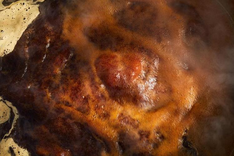 Doğal öksürük ilacı: Pekmezi ısıtıp içine 1 kaşık ekleyin Boğazdaki balgamı ve mikrobu temizliyor