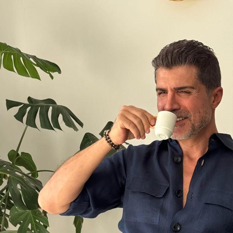 Özcan Deniz ve eşi Samar Dadgar’dan aşk pozları Ünlü çift moral tatilinde