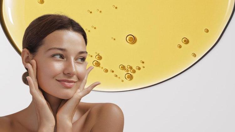 Kuru cilde derinlemesine nem bakımı yapıyor Retinol etkisi vererek parlaklık kazandırıyor
