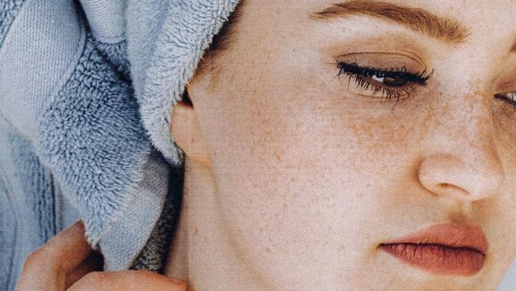 Kuru cilde derinlemesine nem bakımı yapıyor Retinol etkisi vererek parlaklık kazandırıyor