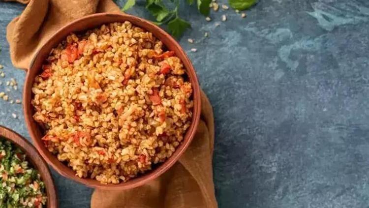 DOMATESLİ VE BİBERLİ BULGUR PİLAVI TARİFİ