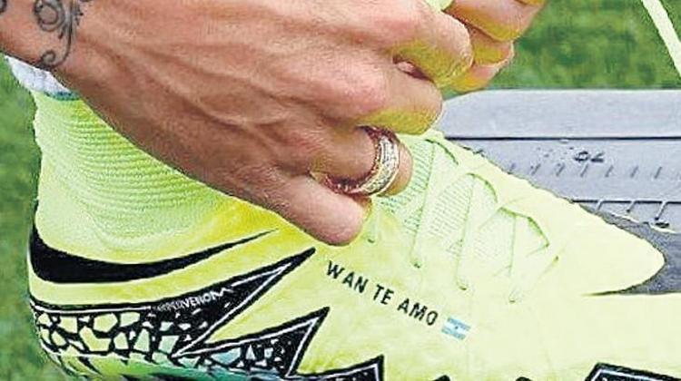 ICARDIDEN SEVGİLİSİNE AYAKKABI KESTİ