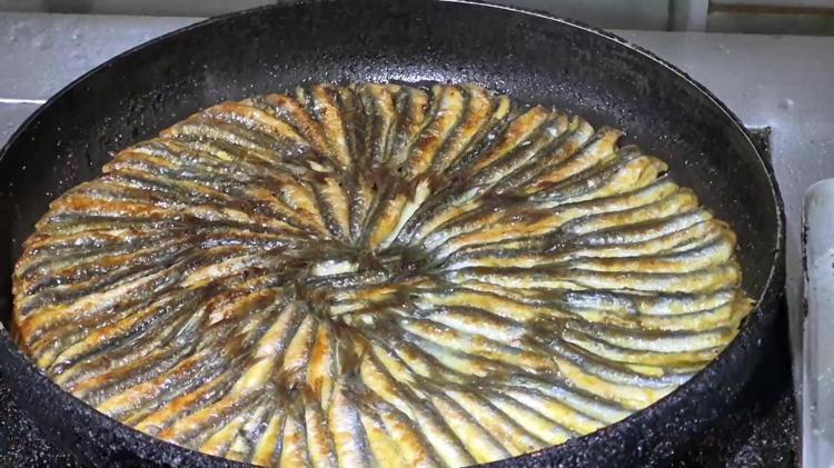 Ustası çıtır çıtır hamsinin sırrını açıkladı Böyle yapınca lezzeti 10 kat artıyor, meğer 6 dakika...