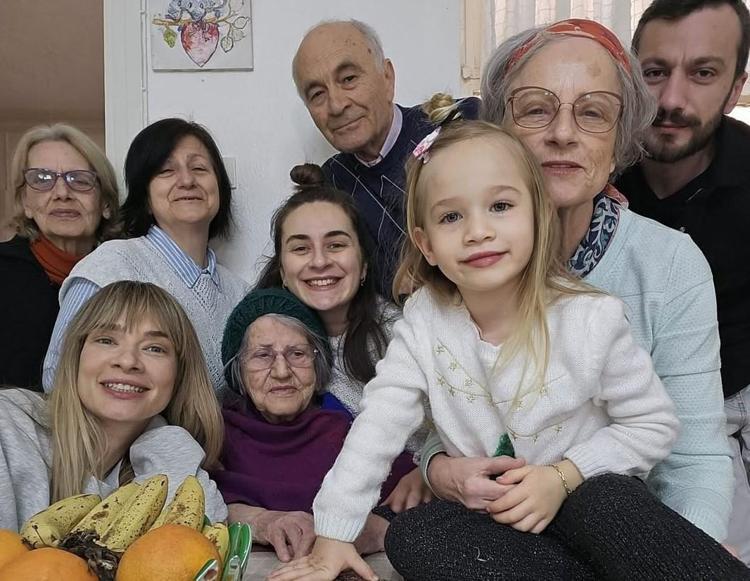 TIRNAKLARINLA KAZIMIŞSIN BU HAYATI