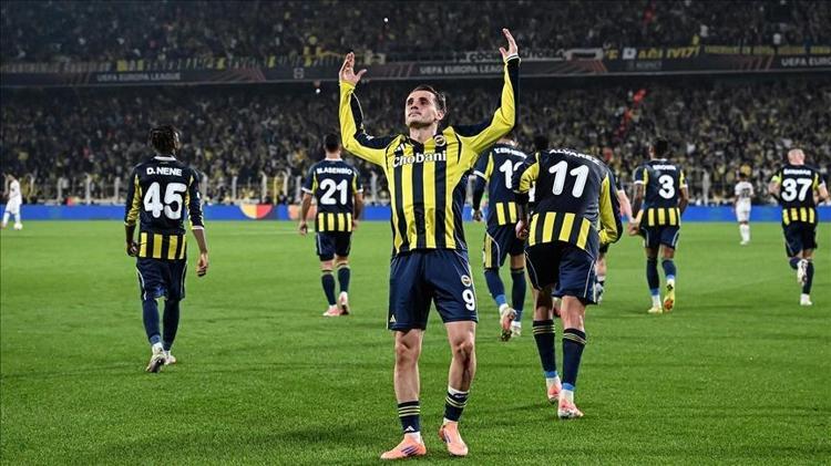 Fenerbahçede kadroya operasyon Üç isim kulübeye gidiyor, ayrılık kararı