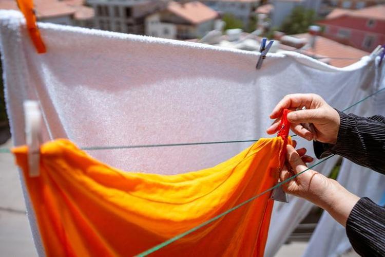 ISLAK ÇAMAŞIR KİRLİ HAVAYI ÇEKİYOR