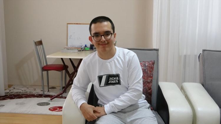 10 yıldır evde eğitimle hayata bağlanıyor 16 yaşındaki Beran azmiyle ilham veriyor