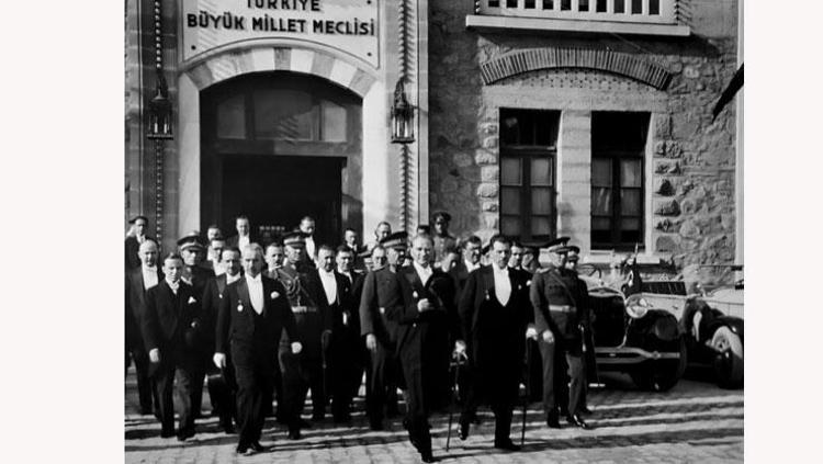 Atatürk 87 yıl önce aramızdan ayrıldı... Sevgi ve özlemle anıyoruz...