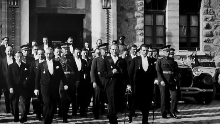 Atatürk 87 yıl önce aramızdan ayrıldı... Sevgi ve özlemle anıyoruz...