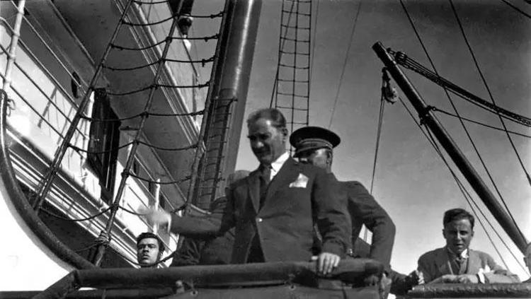 Atatürk 87 yıl önce aramızdan ayrıldı... Sevgi ve özlemle anıyoruz...
